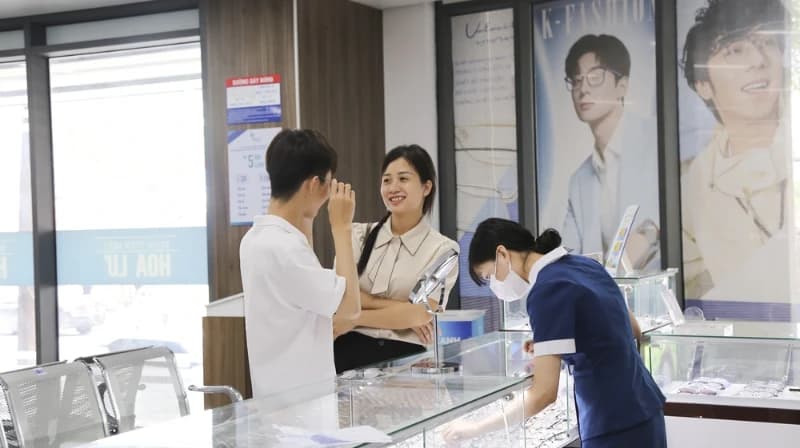 Cắt kính chuẩn y khoa cùng bác sĩ chuyên gia: nâng cao trải nghiệm chăm sóc thị giác