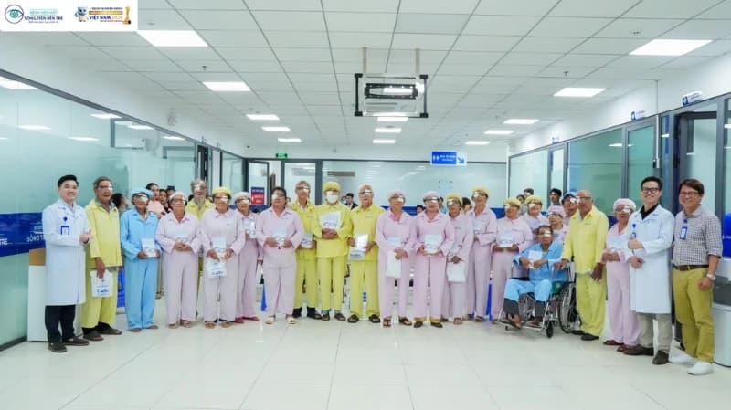 Bệnh viện Mắt VISI  trao tặng sách "Mắt sáng gìn giữ tinh hoa" đến người bệnh sau phẫu thuật