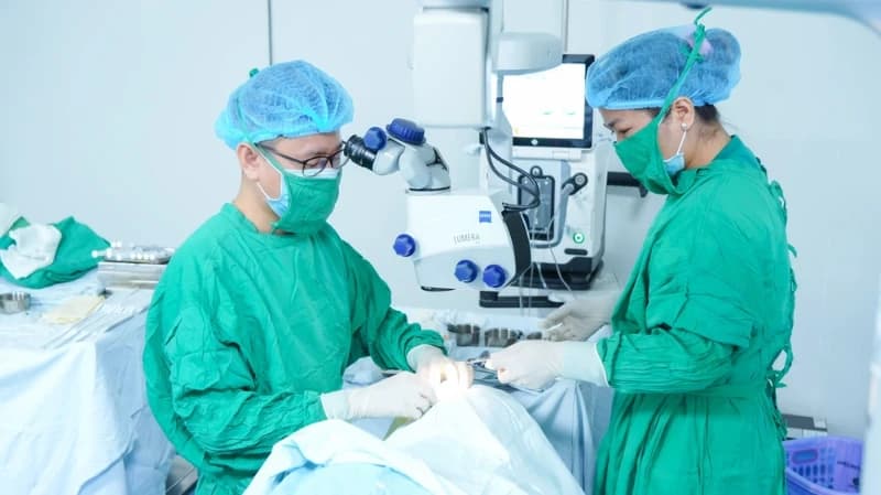 ONG ĐỐT TRỰC TIẾP VÀO MẮT – CHỈ VÀI GIÂY CHỦ QUAN CÓ THỂ ĐÁNH ĐỔI CẢ THỊ LỰC