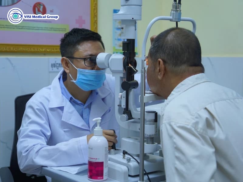 TẬP ĐOÀN Y KHOA VISI ĐỒNG HÀNH CÙNG CHƯƠNG TRÌNH KHÁM MẮT MIỄN PHÍ CHO 600 NGƯỜI DÂN TẠI THỦ ĐÔ PHNOM PENH (CAMPUCHIA)