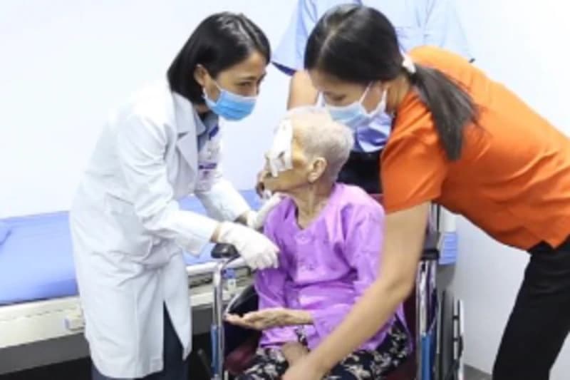 CỤ BÀ 91 TUỔI MƠ ƯỚC TỰ ĐI THĂM CON TRAI, CHÁU NỘI SAU KHI MỔ MẮT