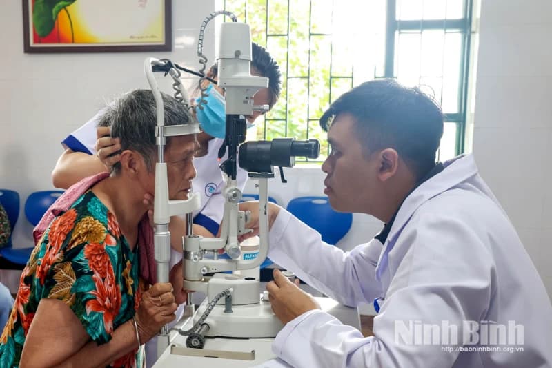 BỆNH VIỆN MẮT HOA LƯ TỔ CHỨC CHƯƠNG TRÌNH “MỖI ÁNH MẮT - MỘT NIỀM TIN” TẠI TRUNG TÂM BẢO TRỢ VÀ CÔNG TÁC XÃ HỘI TỈNH NINH BÌNH