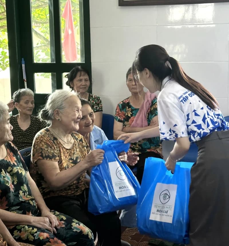 BỆNH VIỆN MẮT HOA LƯ LAN TỎA YÊU THƯƠNG QUA CHƯƠNG TRÌNH “MỖI ÁNH MẮT – MỘT NIỀM TIN”