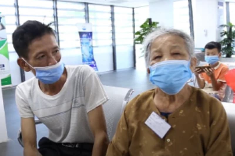 ĐỤC THỂ THỦY TINH BIẾN CHỨNG GLOCOM KHIẾN BÀ CỤ ĐAU NHỨC, NHÌN MỜ ĐỘT NGỘT